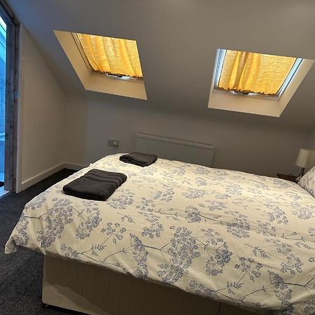 Luton Home Near Airport Private & Shared Bathroom Option Exterior photo