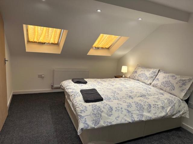Luton Home Near Airport Private & Shared Bathroom Option Exterior photo