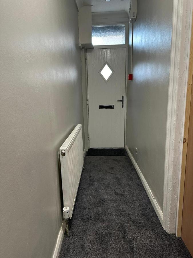 Luton Home Near Airport Private & Shared Bathroom Option Exterior photo