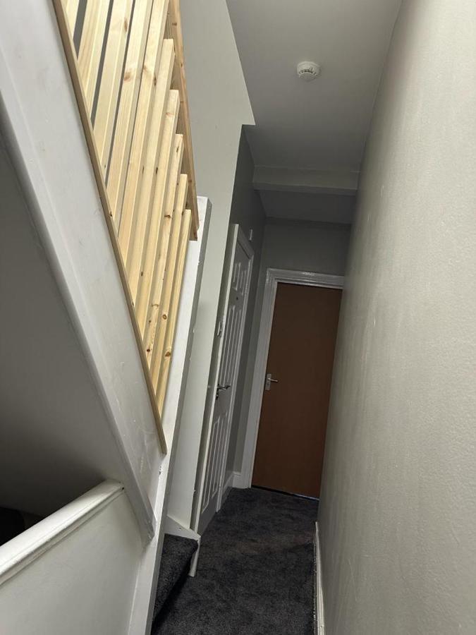 Luton Home Near Airport Private & Shared Bathroom Option Exterior photo