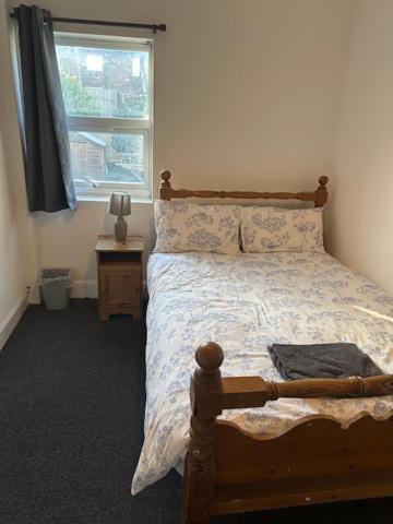 Luton Home Near Airport Private & Shared Bathroom Option Exterior photo